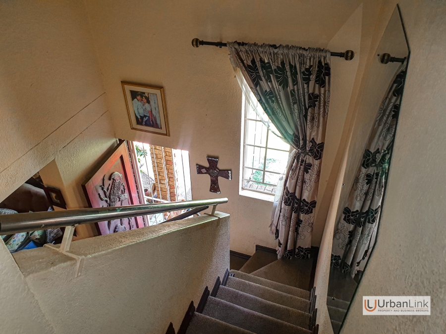 5 Bedroom Property for Sale in Mid Town North West